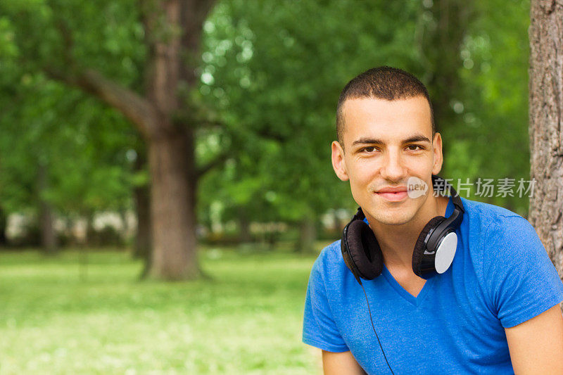 公园里戴着耳机的年轻人