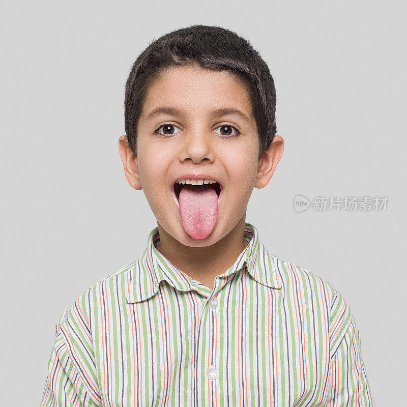 小男孩伸出舌头