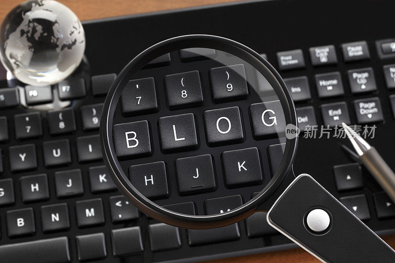 用放大镜在键盘上写博客