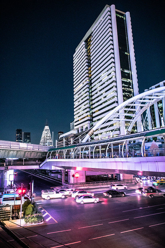 曼谷市中心夜间的交通状况