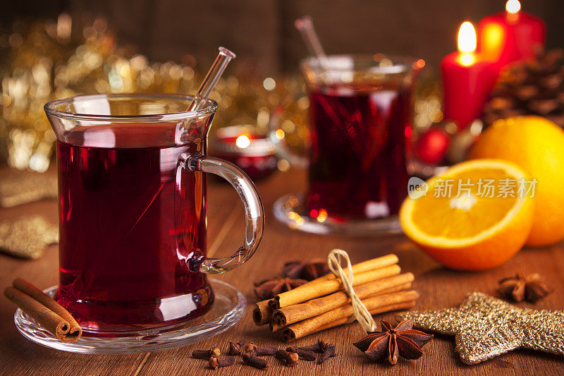 在质朴的桌子上放上热红酒或glühwein