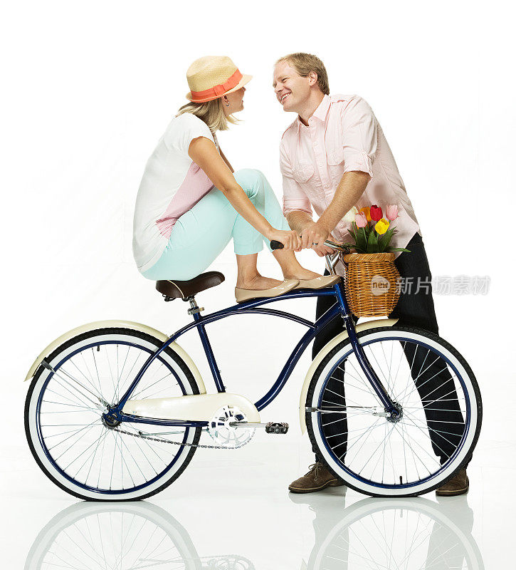 快乐的年轻夫妇与自行车
