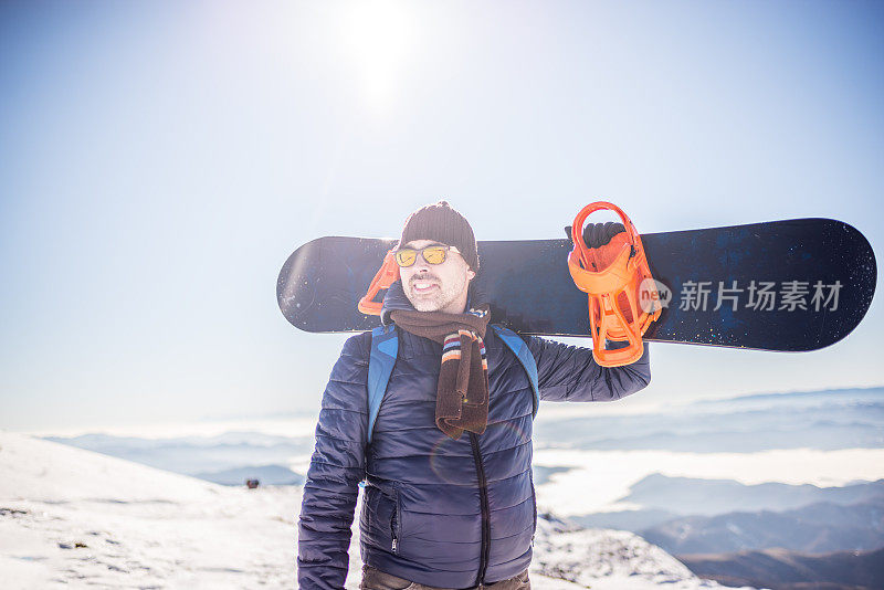 在山顶滑雪