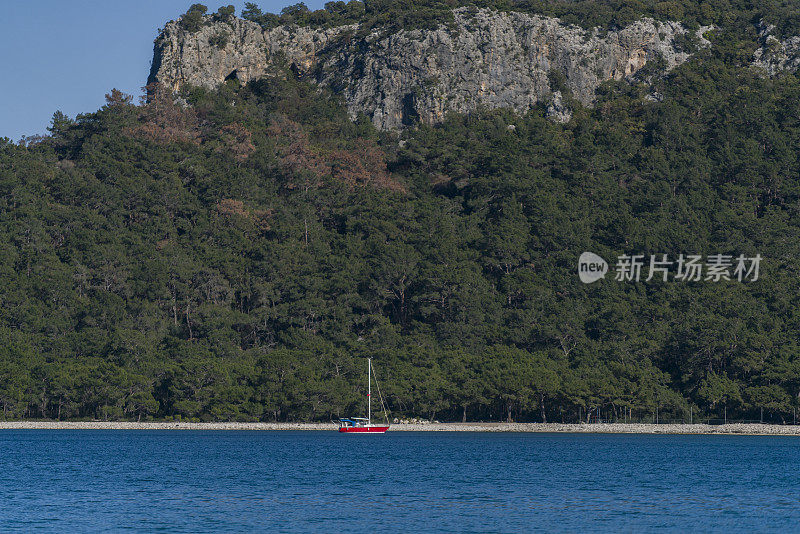 海岸线前的帆船