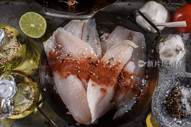 生鲜罗非鱼鱼片与香料