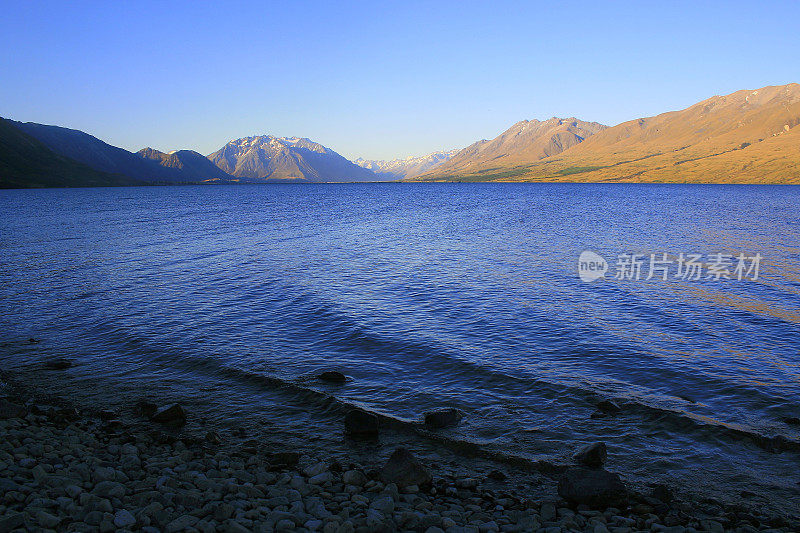 瓦纳卡湖风景在戏剧性的日落，田园诗般的奥塔哥，南新西兰