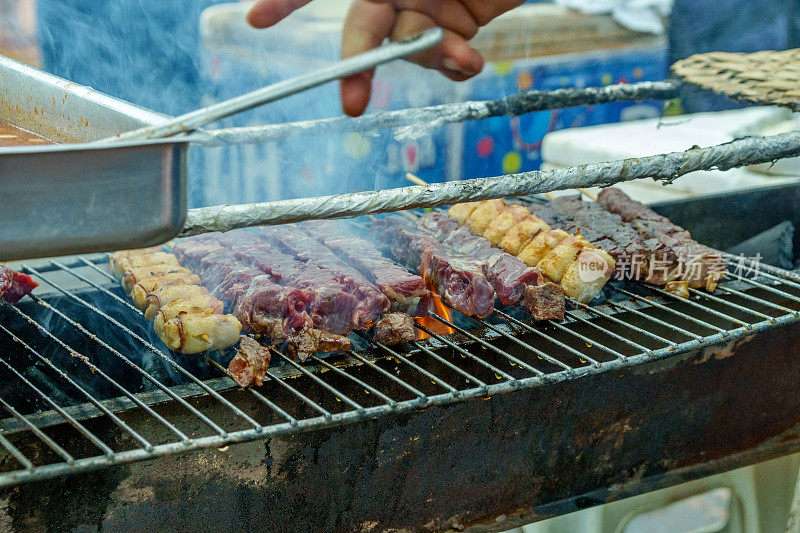 烧烤架上烤肉