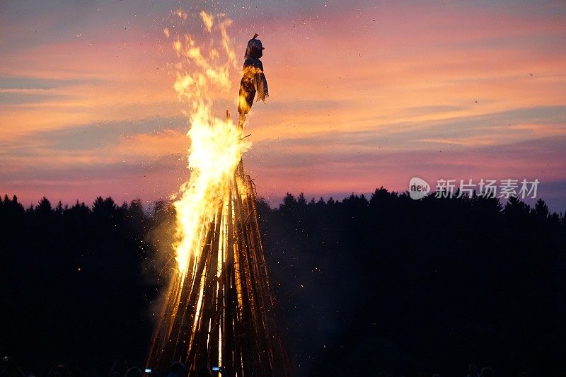 巴伐利亚，习俗和传统。Johannisfeuer或Sonnwendfeuer稻草娃娃在圣约翰夜被焚烧。