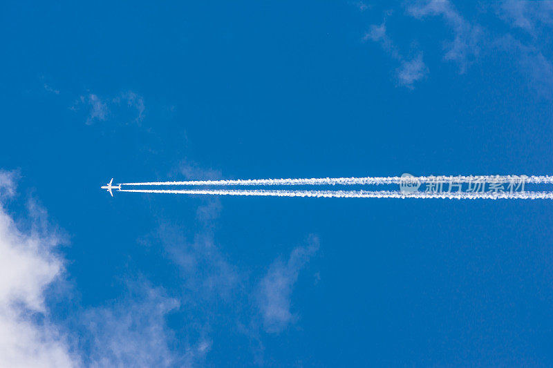 白云蓝天蓬松的太阳耀斑飞机踪迹晴朗的白天纹理背景