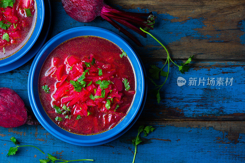 Borsh。俄罗斯和乌克兰传统的素食红汤。俯视图