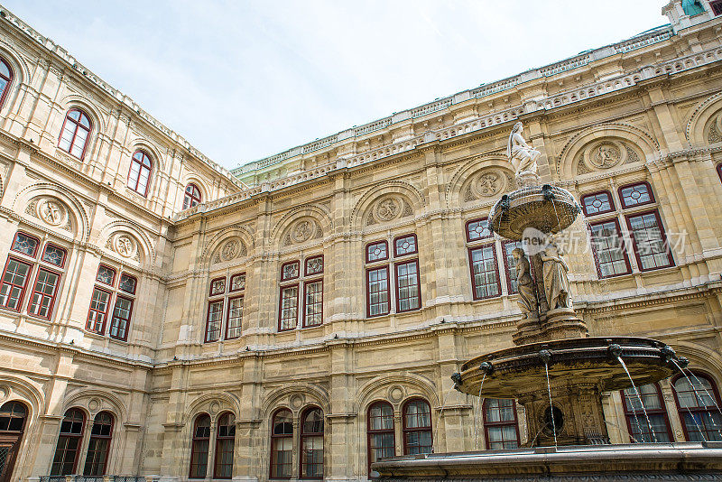 维也纳歌剧院的喷泉
