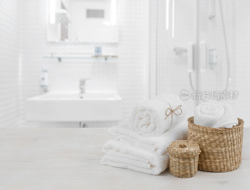 白色的温泉毛巾和柳条篮子在分散的浴室内部