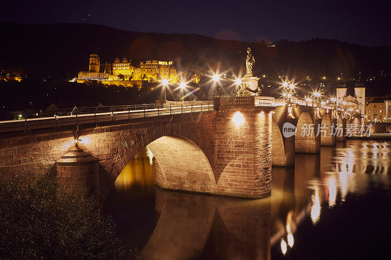 海德堡桥卡尔-西奥多城堡在夜晚