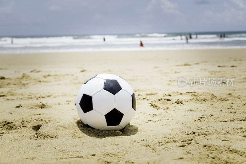 在沙滩上踢足球
