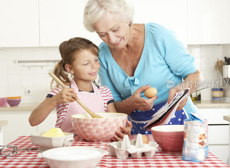 祖母和孙女在厨房烘焙