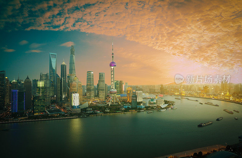 航拍日落时上海的天际线