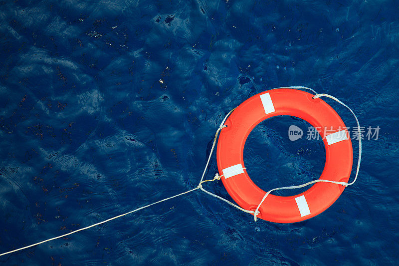 波涛汹涌的蓝色海面上的救生圈，船上的安全设备