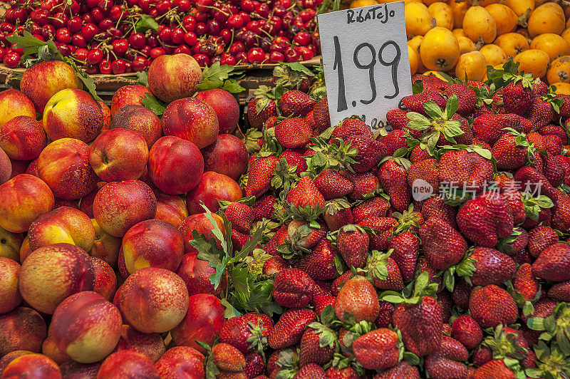 葡萄牙的波尔图街头。食品市场，水果摊