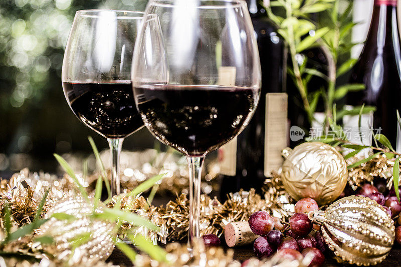 圣诞节时，户外餐桌上用玻璃杯盛着红酒。
