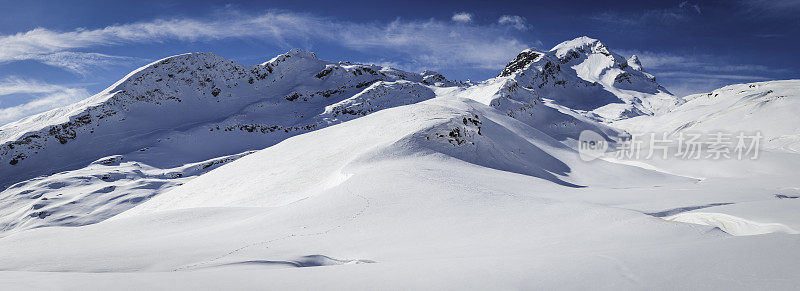 冬天白雪皑皑的山峰俯瞰着阿尔卑斯山瑞士
