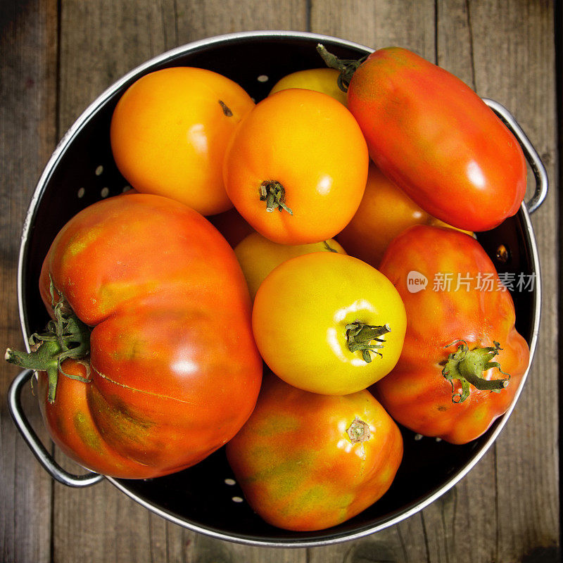 有机传家宝番茄在黑滤锅