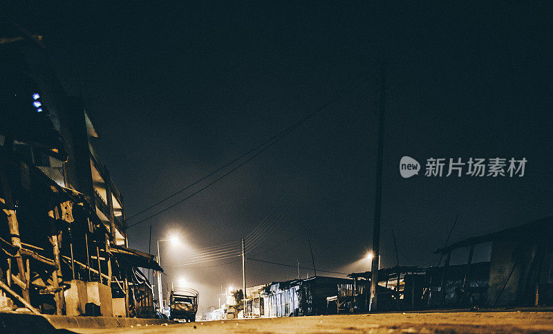 晚上的非洲小镇。