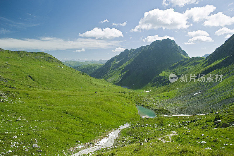 高山环绕的阿尔卑斯山谷