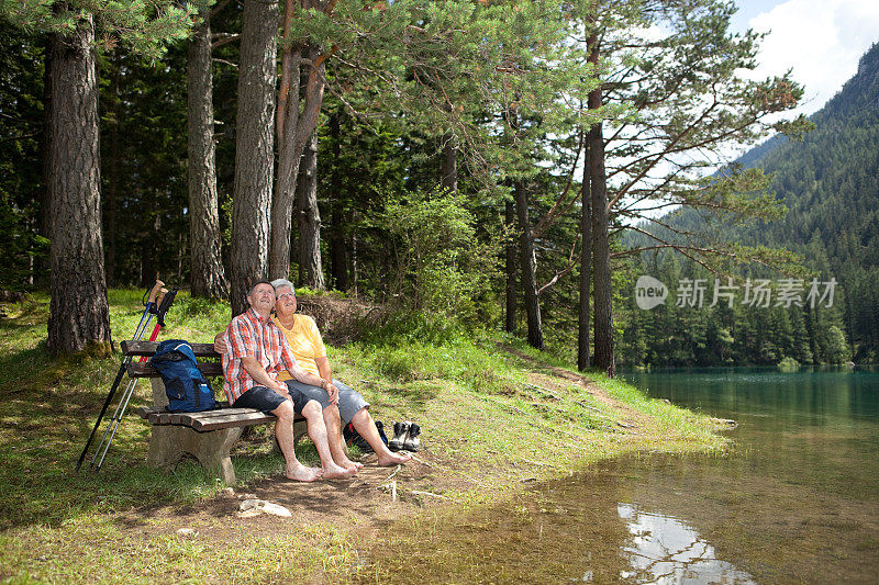 一对老夫妇在湖边休息