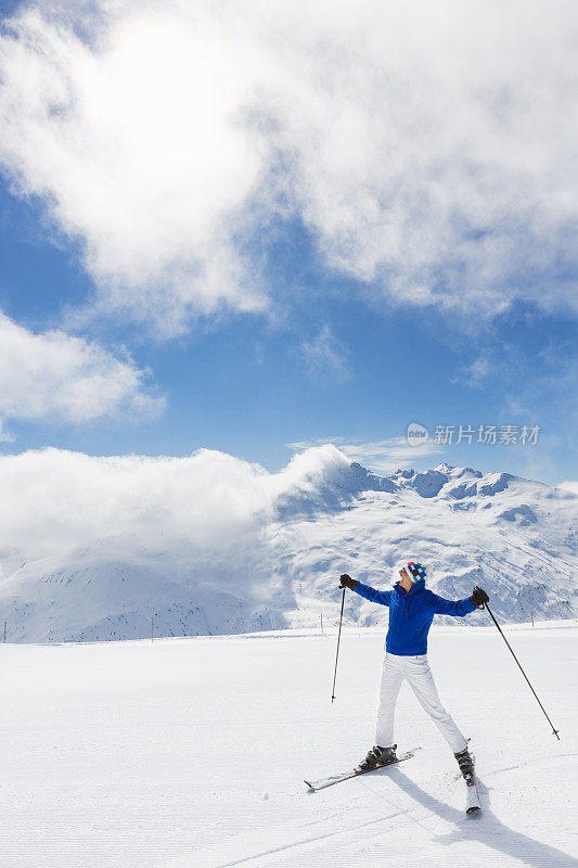 滑雪者在山顶休息