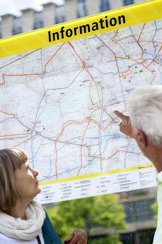一对老年夫妇正在查看公共交通地图