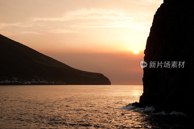 斯特龙博利火山日落岛