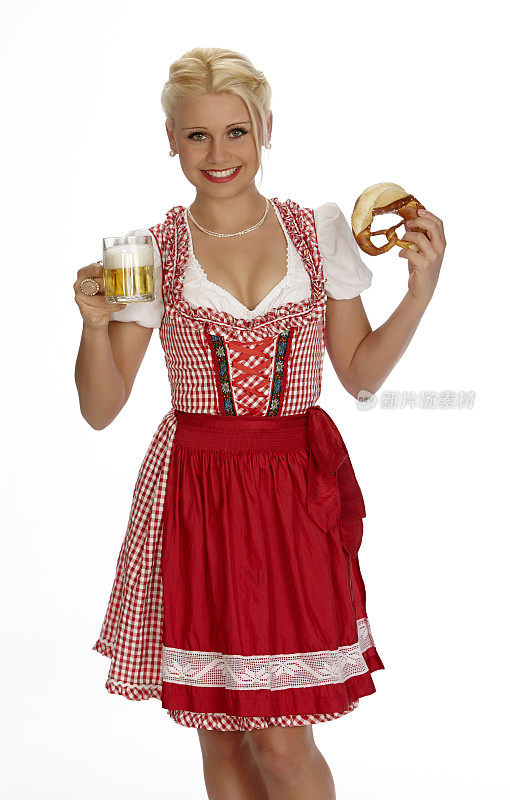 年轻的金发女郎穿着紧腰宽裙，露出椒盐卷饼和啤酒
