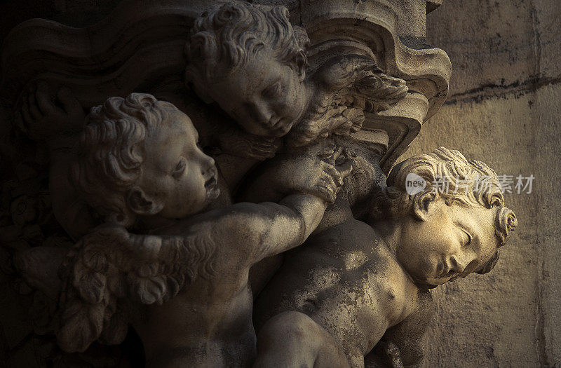 米兰大教堂的天使雕像