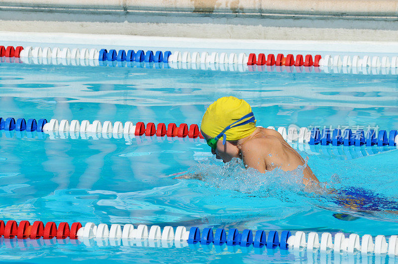 年轻男子运动员在比赛中游泳蛙泳