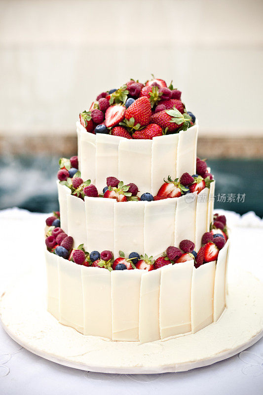 莓果白巧克力结婚蛋糕