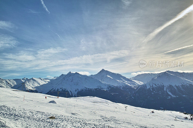阿尔卑斯山上的冬日美景和夕阳