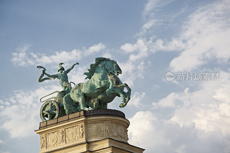 匈牙利布达佩斯英雄广场上的战争寓意人物