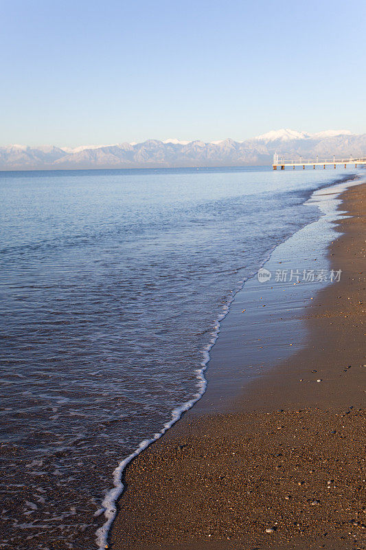 土耳其安塔利亚的海浪和沙滩