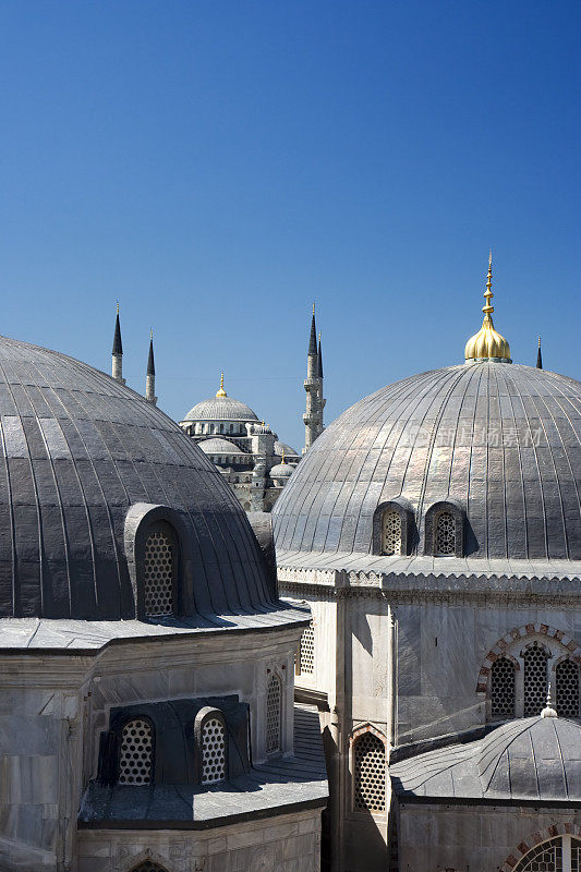 从土耳其伊斯坦布尔的圣索菲亚大教堂俯瞰蓝色清真寺