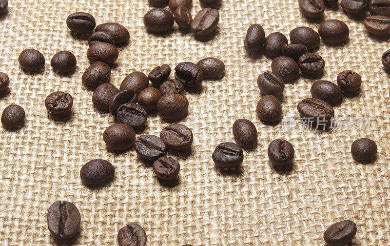 粗麻布背景上的咖啡豆