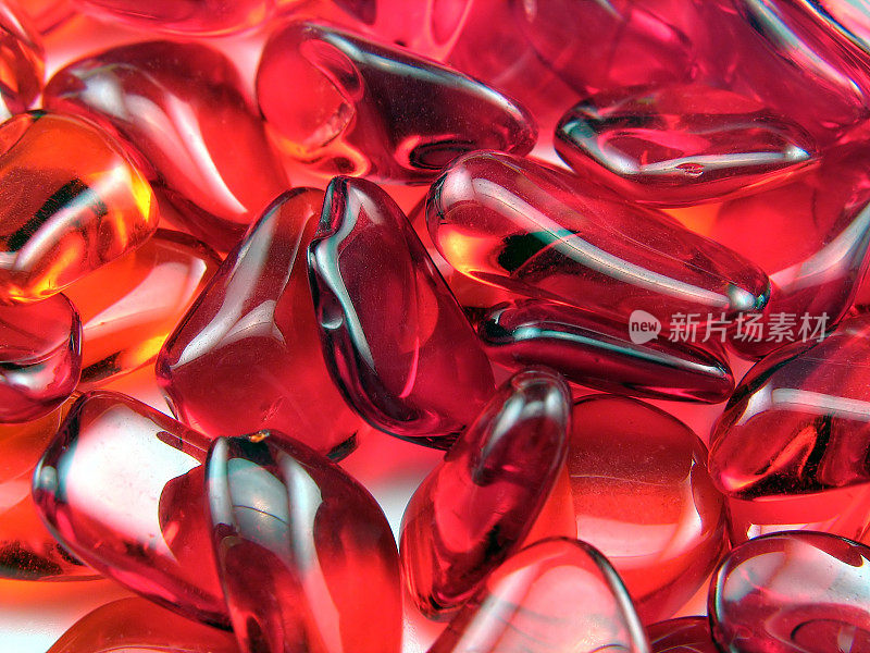 想象一堆红色的抛光玻璃