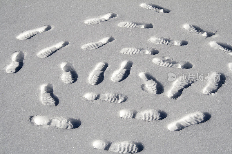 雪地上有很多脚印。