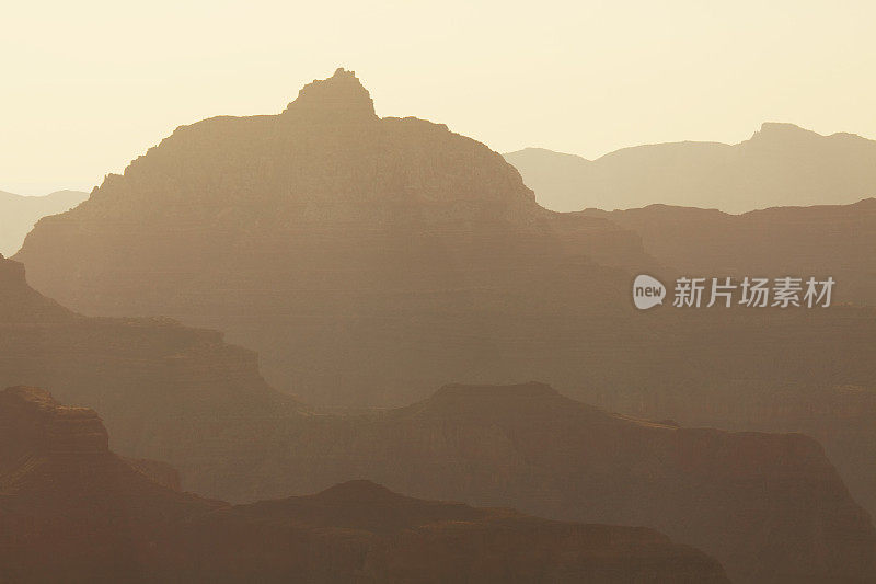 大峡谷上空雾蒙蒙的日出