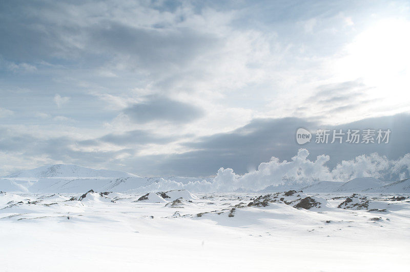 远处蒸汽上升的冰岛雪景