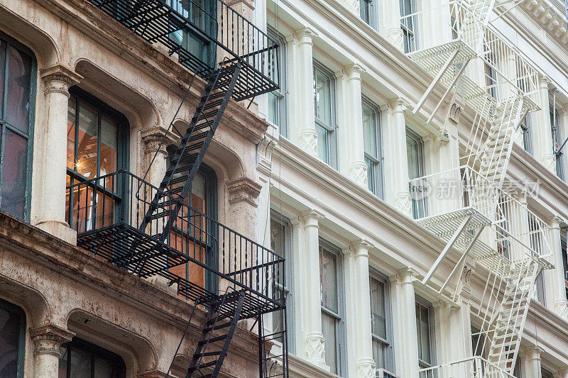 纽约的铸铁建筑阁楼和公寓。