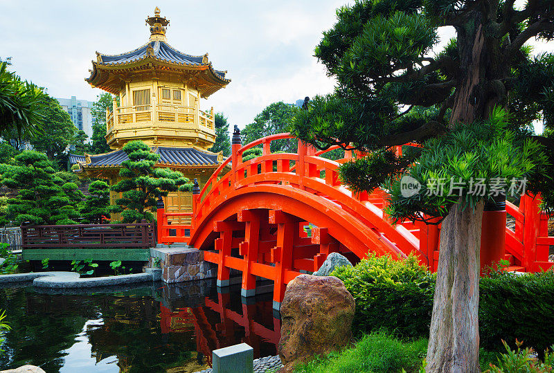 公园里的中国宝塔和木桥