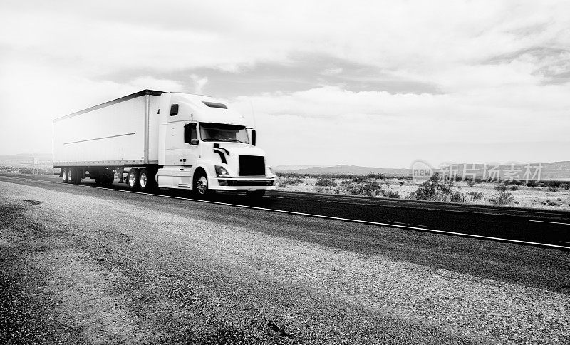 加州高速公路上的卡车。黑色和白色