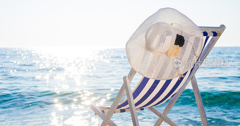 在维斯岛海上的躺椅上戴太阳帽