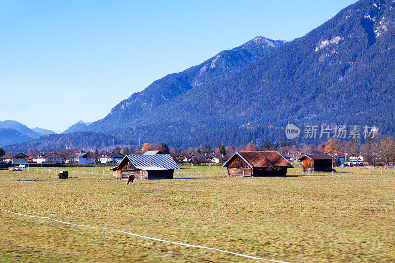 Garmisch-Partenkirchen的草地和郊区