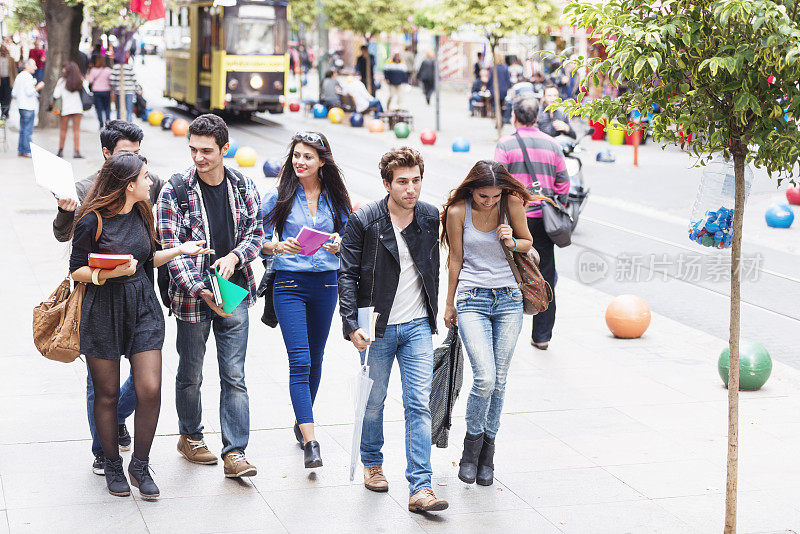 一群学生走在伊斯坦布尔的Bahariye街上
